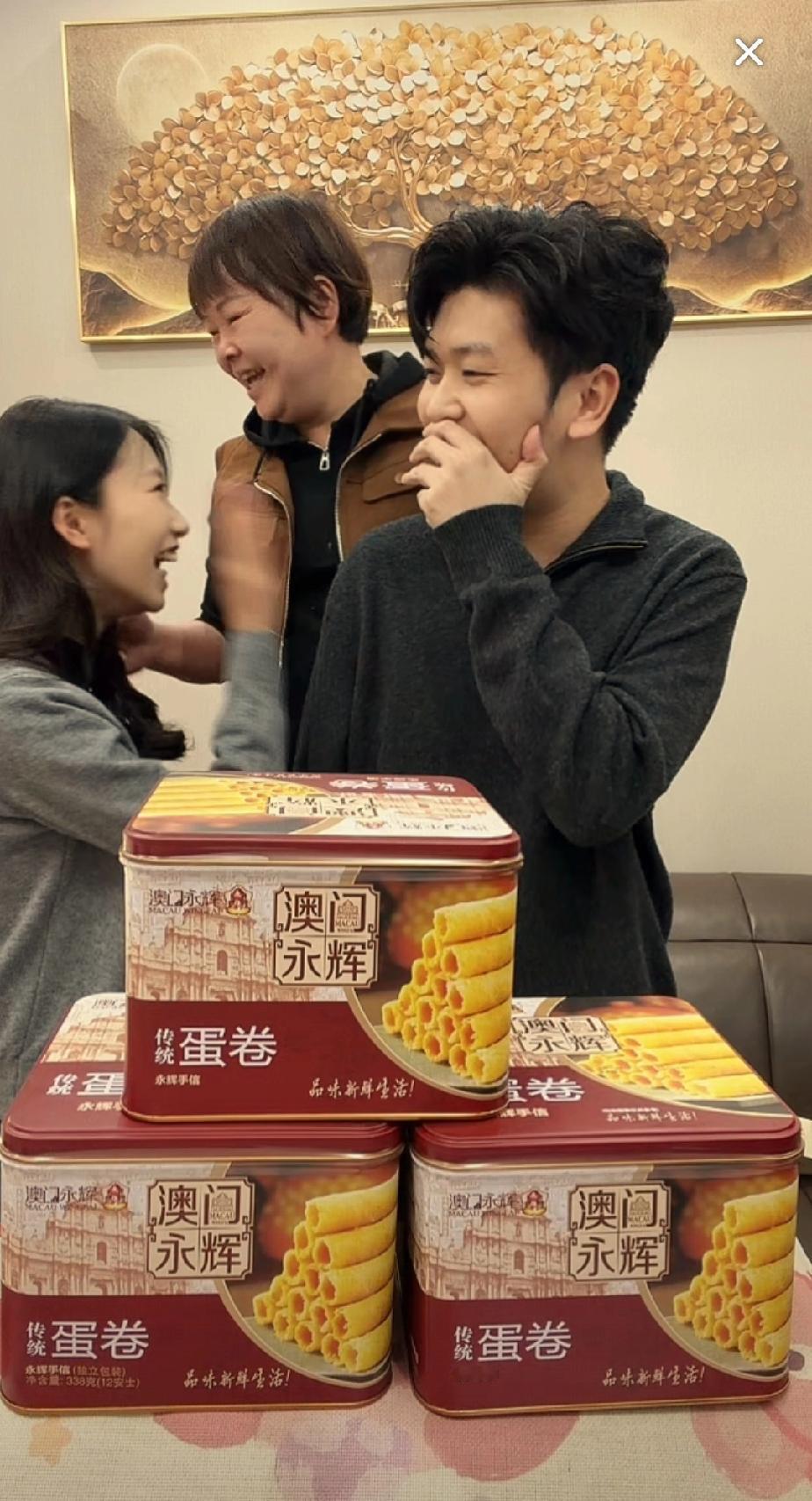 叶锐聪的未来姐夫终于摘下口罩跟大家见面了，直播间里姐夫还是有点紧张，把大喇叭东姐