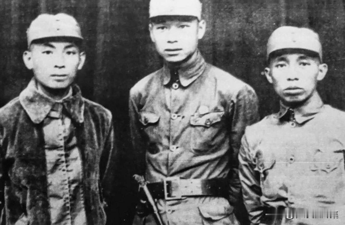 1940年，（左起）叶飞、姬鹏飞、张番在黄桥合影。叶飞是新四军苏北指挥部第1纵队
