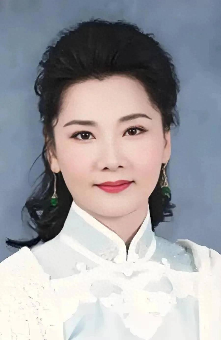 何赛飞两句话，撕开了娱乐圈最残酷的真相。
何赛飞从小在浙江舟山岱山长大，家里条件