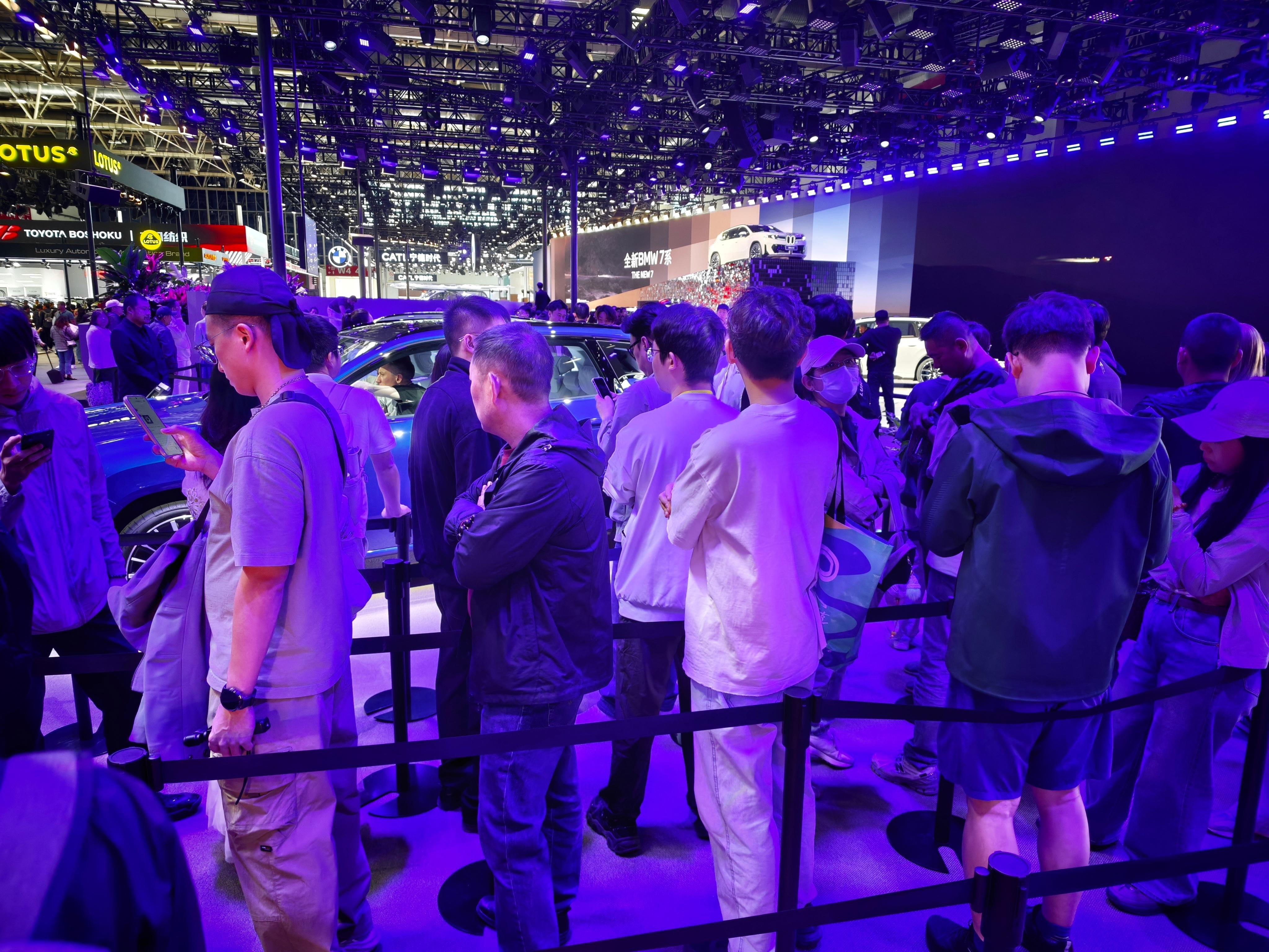 ix3这么热门…排队排成这样媒体也没辙 也得踏踏实实排队