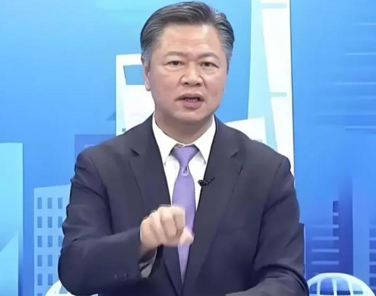 生日前一天，赖岳谦收到的 "礼物"，是公司通知他下周别来了。通告从一周三次砍到两