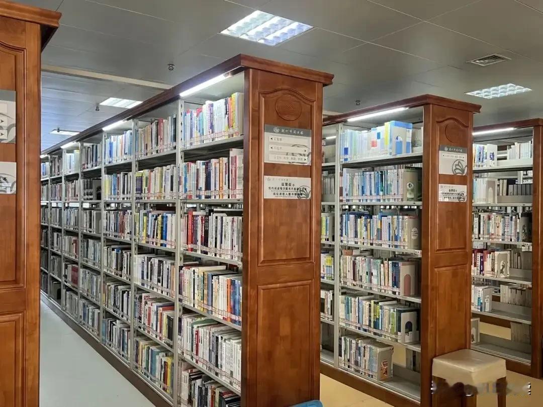 经常去荆州市图书馆看书学习的人，应该都发现饮水机跟以前不一样了。之前馆里的饮水机