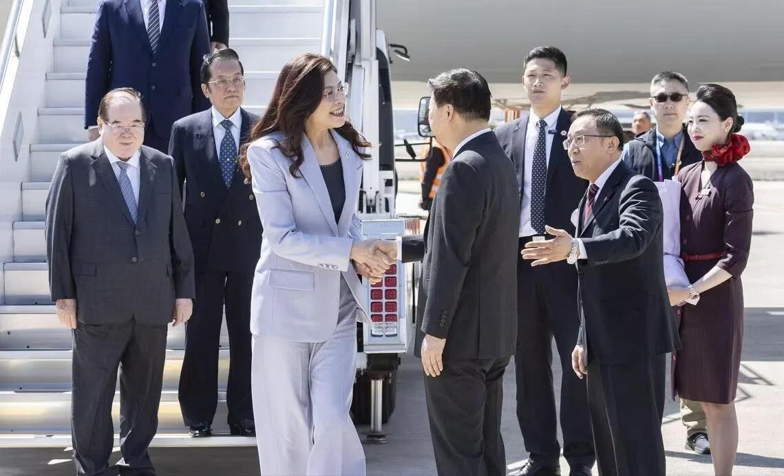 吴成典在松山机场那段话，分量重得惊人！他当着所有镜头喊出一句——国共两党一起放下