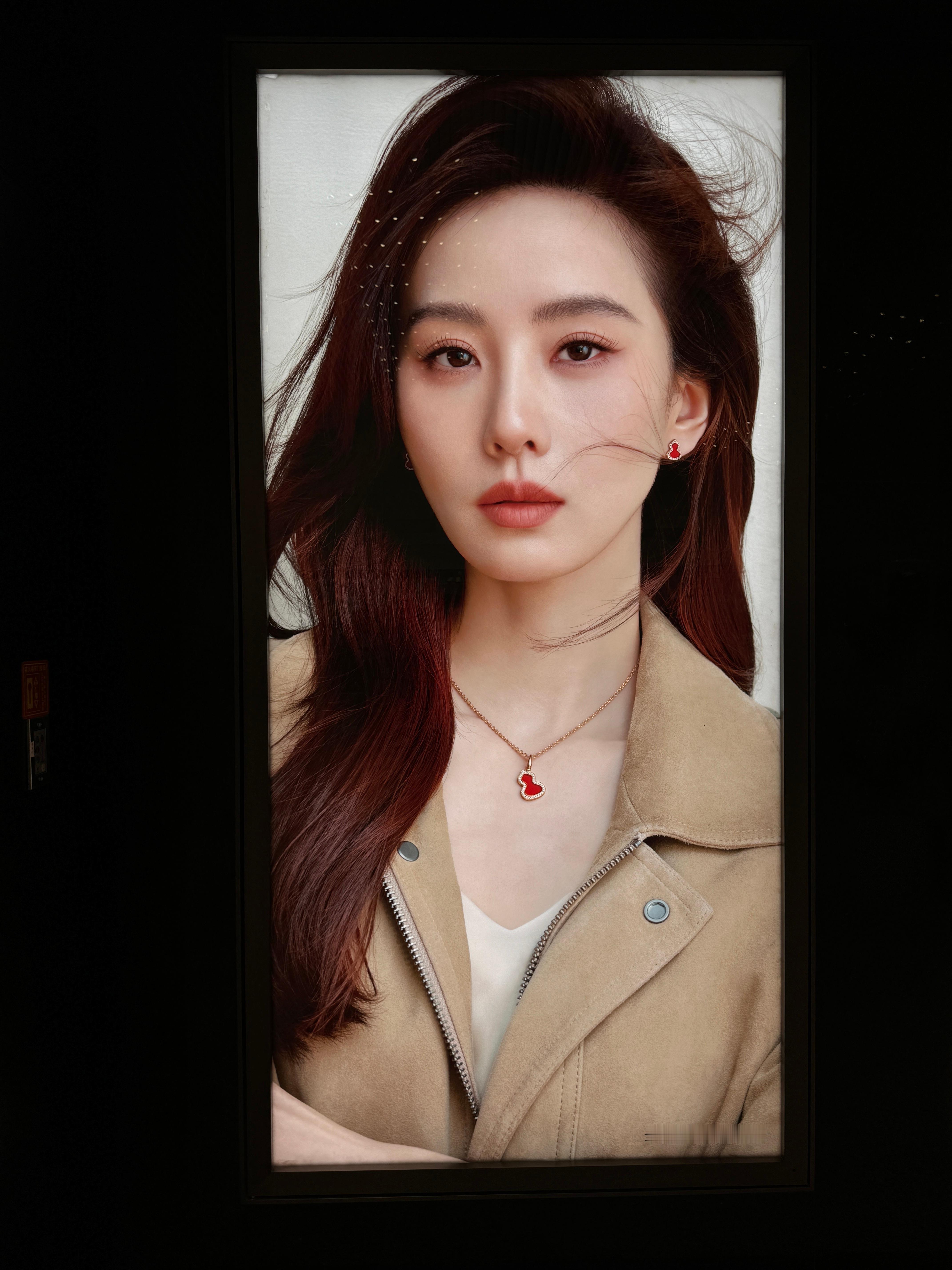 刘诗诗下沉市场 猜你们也想看高奢珠宝全球品牌代言人刘诗诗的最新硬广，就这样被宠爱