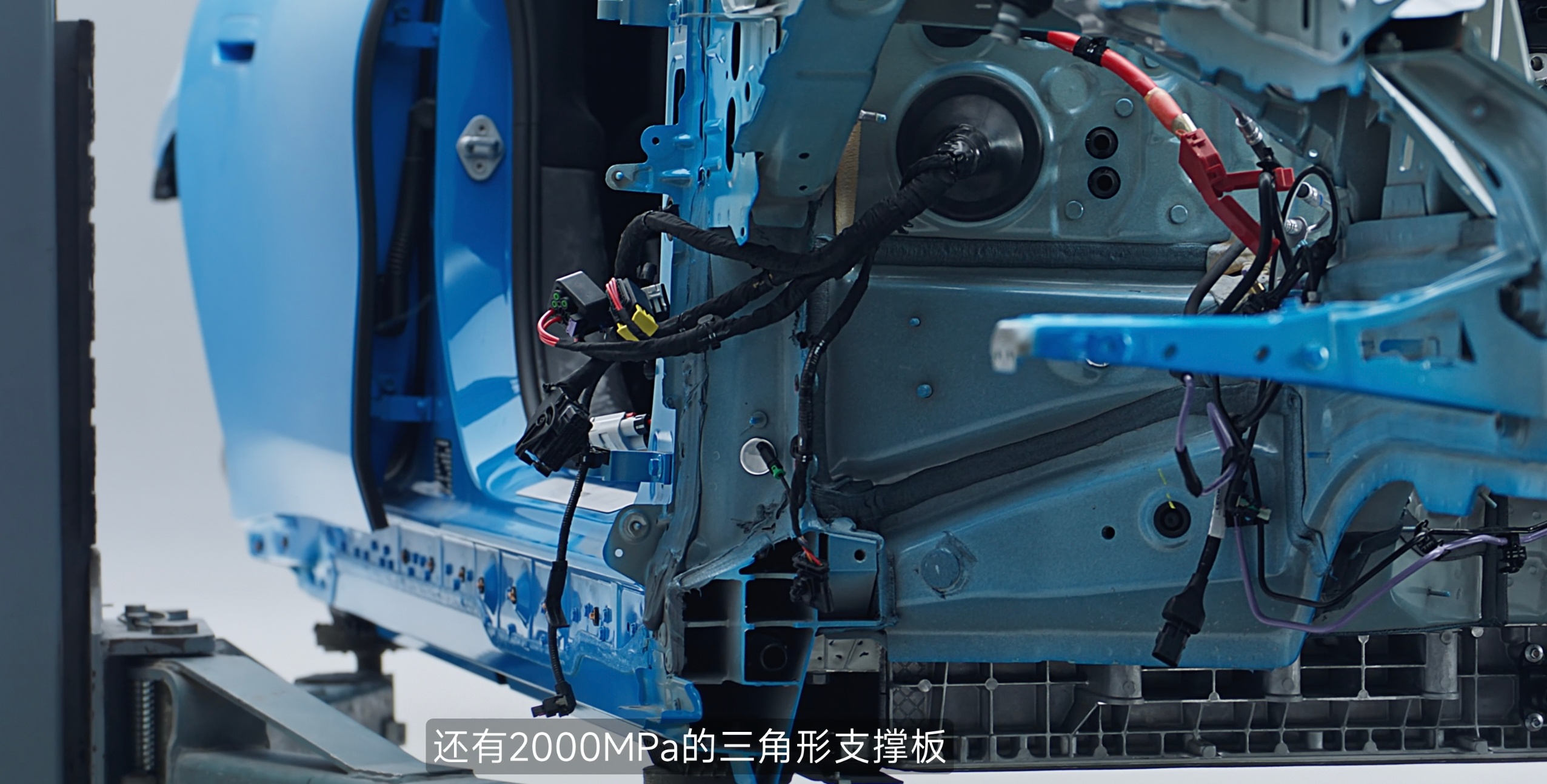 小米发布新一代SU7拆解视频讲汽车安全，特别是被动安全，就应该靠拆解，就应该靠碰