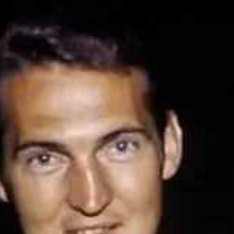 北京时间9月11日，湖人官方宣布，新赛季的球衣将配有印着44号的黑色肩带，以此致