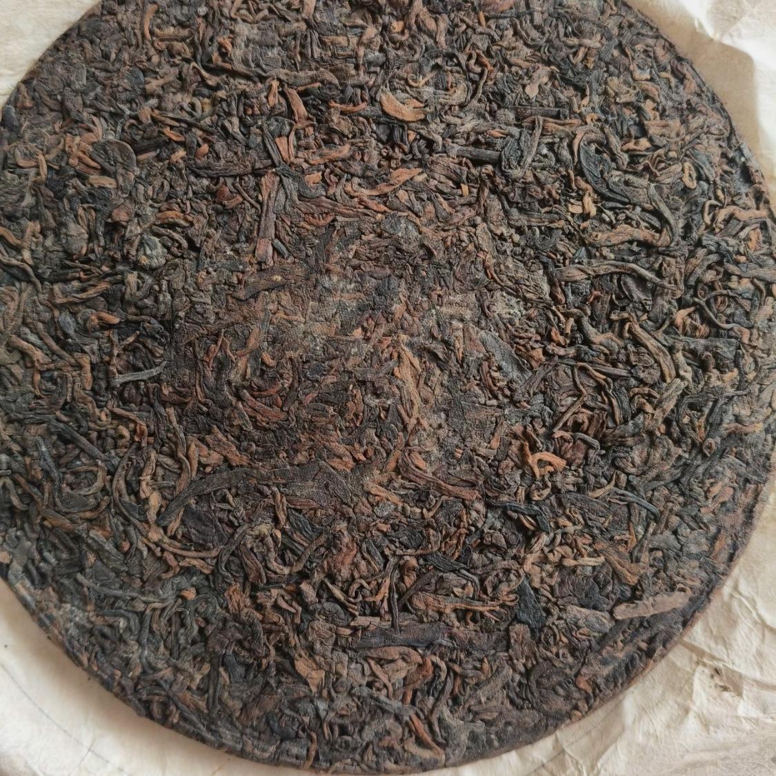 是霉变了吗？早上新开一饼存了18年的普洱茶生茶，发现茶饼生上有一层白白的霜感，第