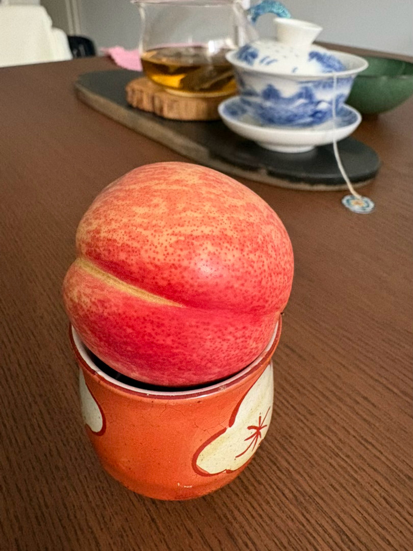 我吐槽某人吃西瓜🍉只顾自己下午看到他给我留了个桃🍑 
