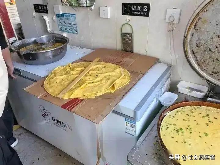 你们还敢点外卖吗？就这种脏乱差的环境，做出来的东西，你还敢吃吗？