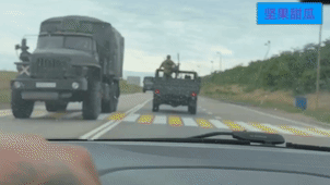 环亚速海公路上的俄军机动防空力量，车队有自己的防空皮卡，也有游动的防空皮卡，确保