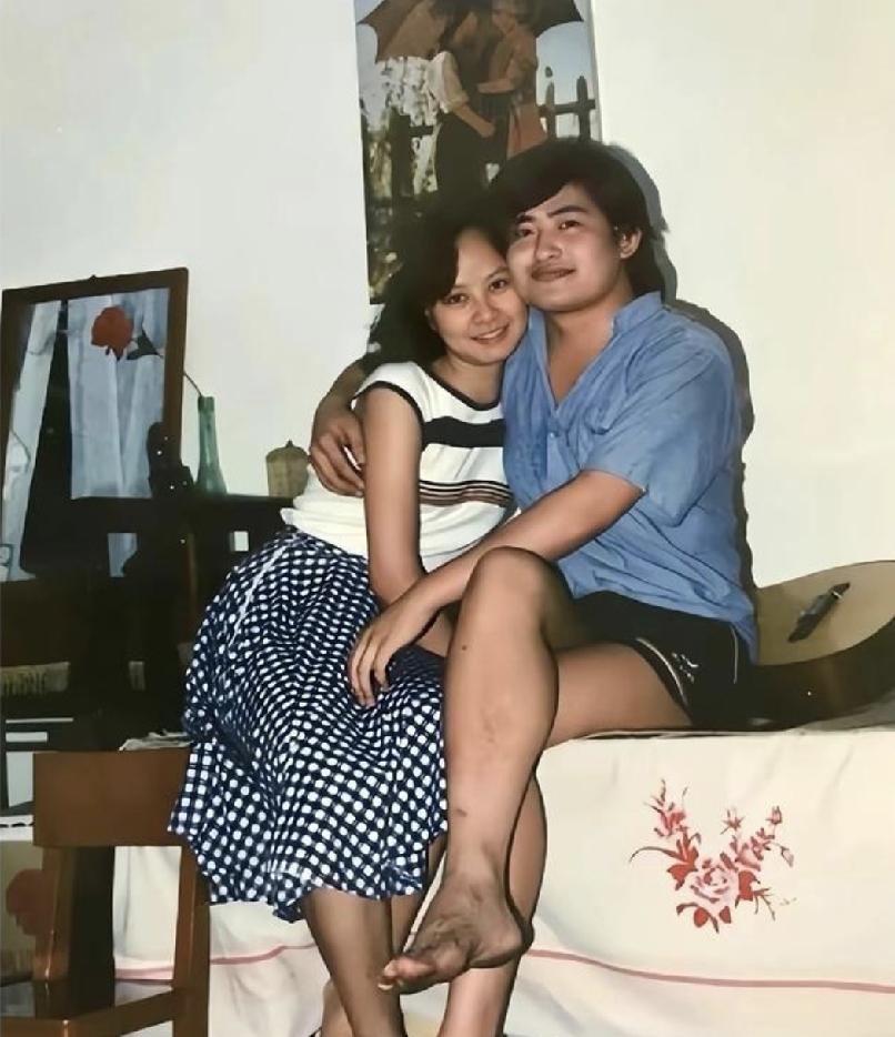 刘欢和妻子卢璐很有夫妻相，两人的相识过程也很浪漫。
初见卢璐的那一瞬间，刘欢就喜
