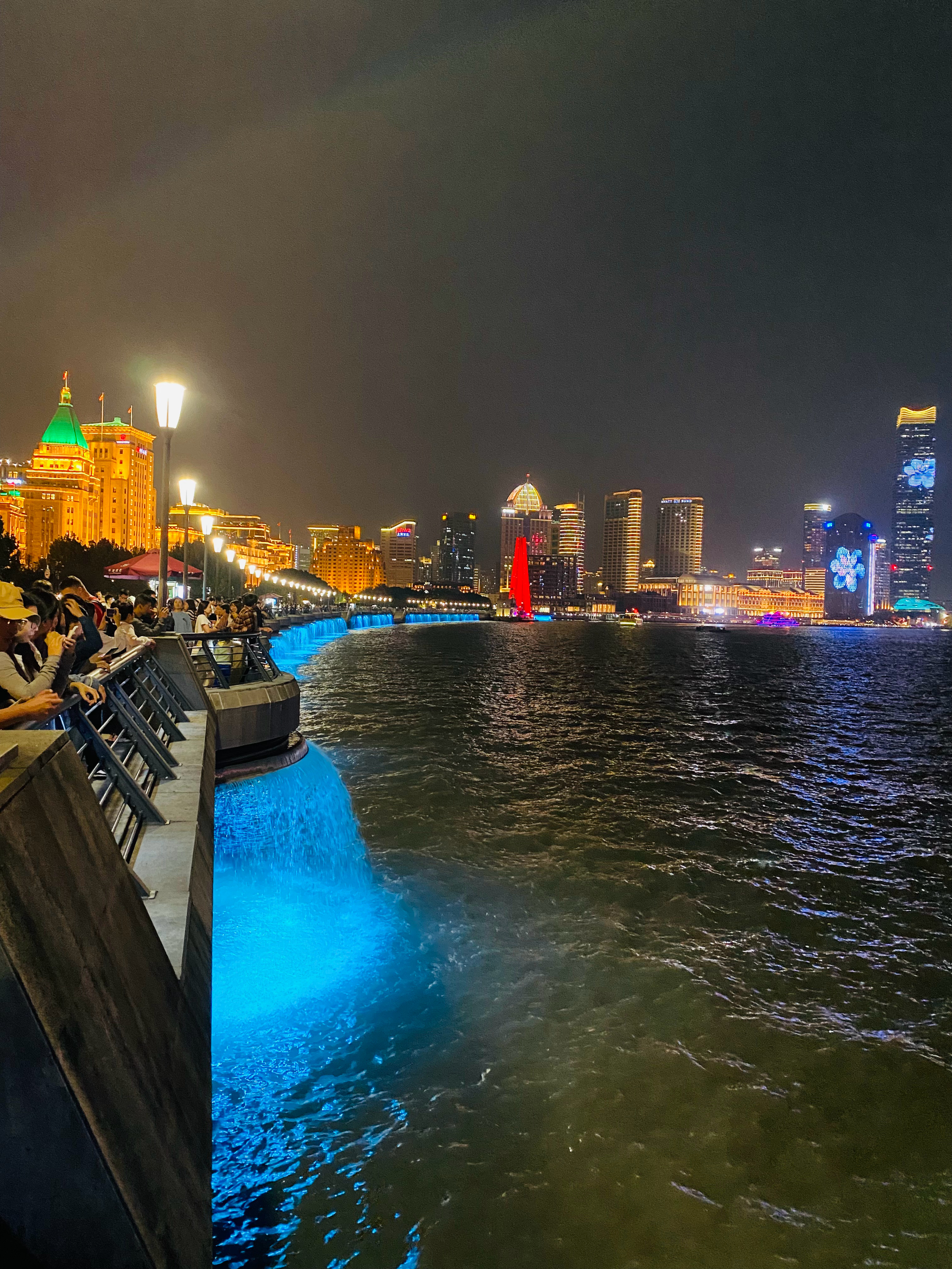#旅行摄影[超话]# 魔都夜色。#旅行[超话]#  ​​​