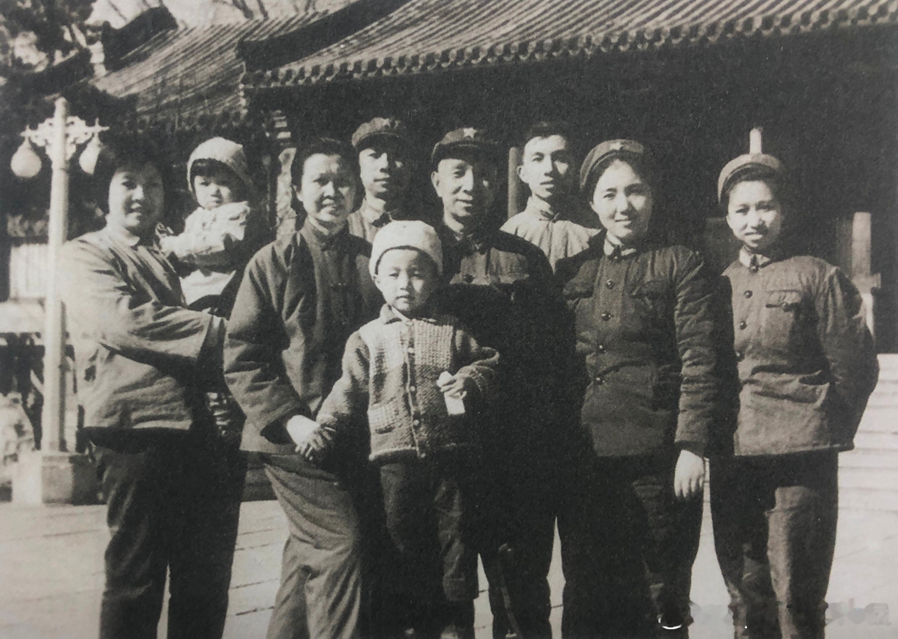1974年春节，粟裕与家人合影历史影像 ​​​