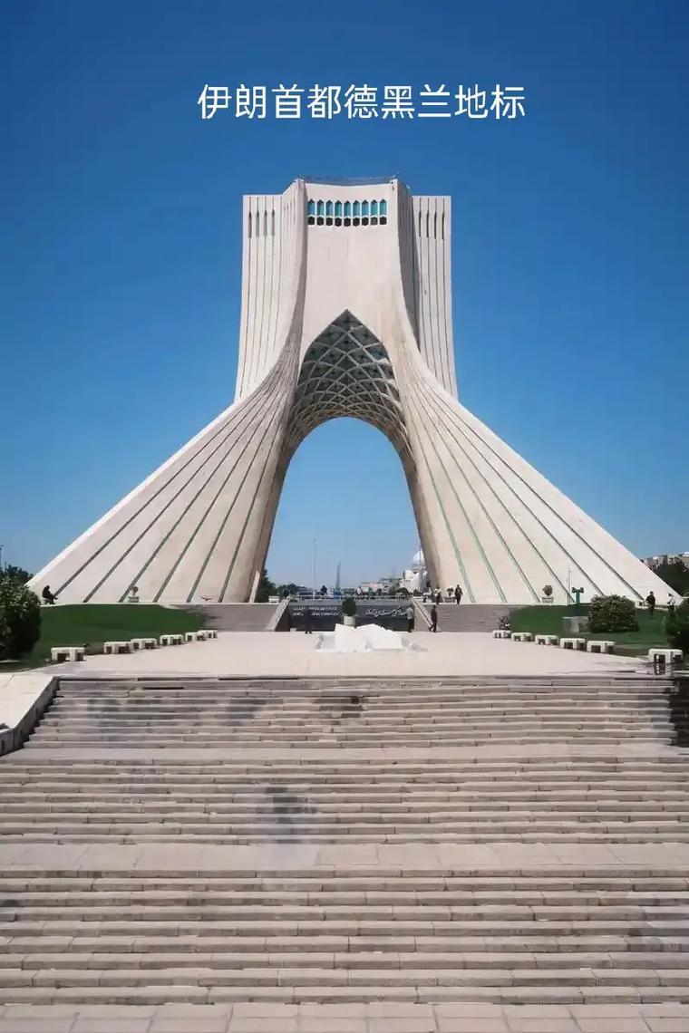 伊朗应该用导弹重点打击以色列。
在伊朗反击美以的侵略中，伊朗现在应该用现有的导弹