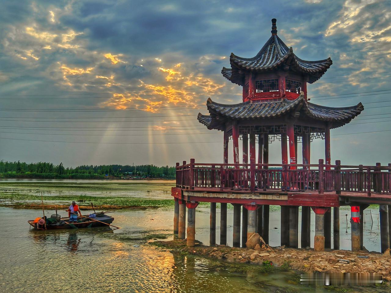 夕阳下的微山湖，晚霞满天