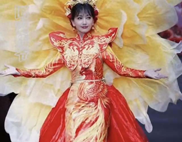 73岁赵雅芝首度登临高定秀场：打破年龄枷锁，演绎东方高定新表达