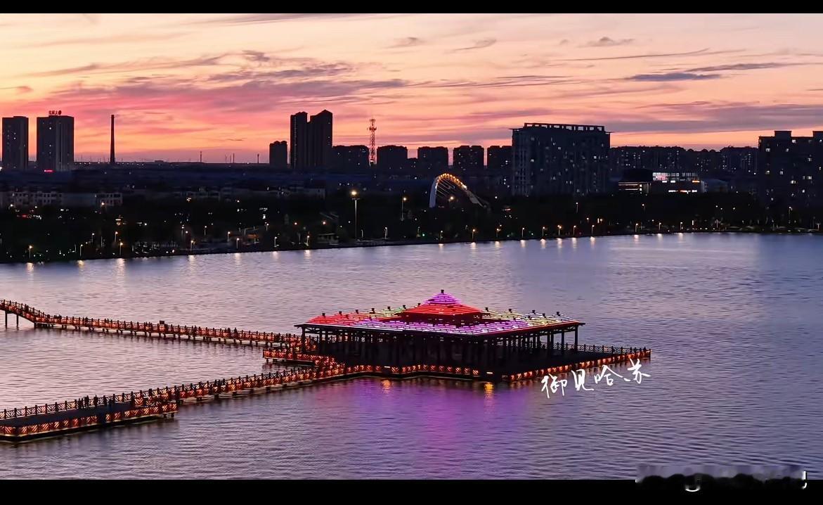 很多人一提起大庆，就认为，大庆荒凉无处，都是土坯平房，还都住着火炕。
冬天冻的只