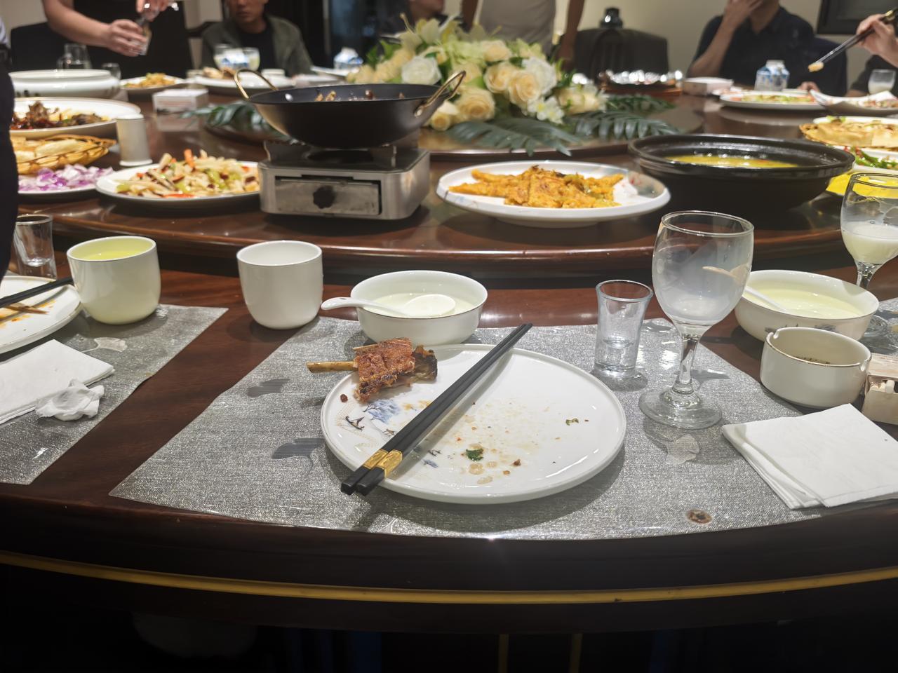 南阳局，看着都怕
今天到南阳了，我们六个人加两个司机，地主方晚上接待，陪了四个人