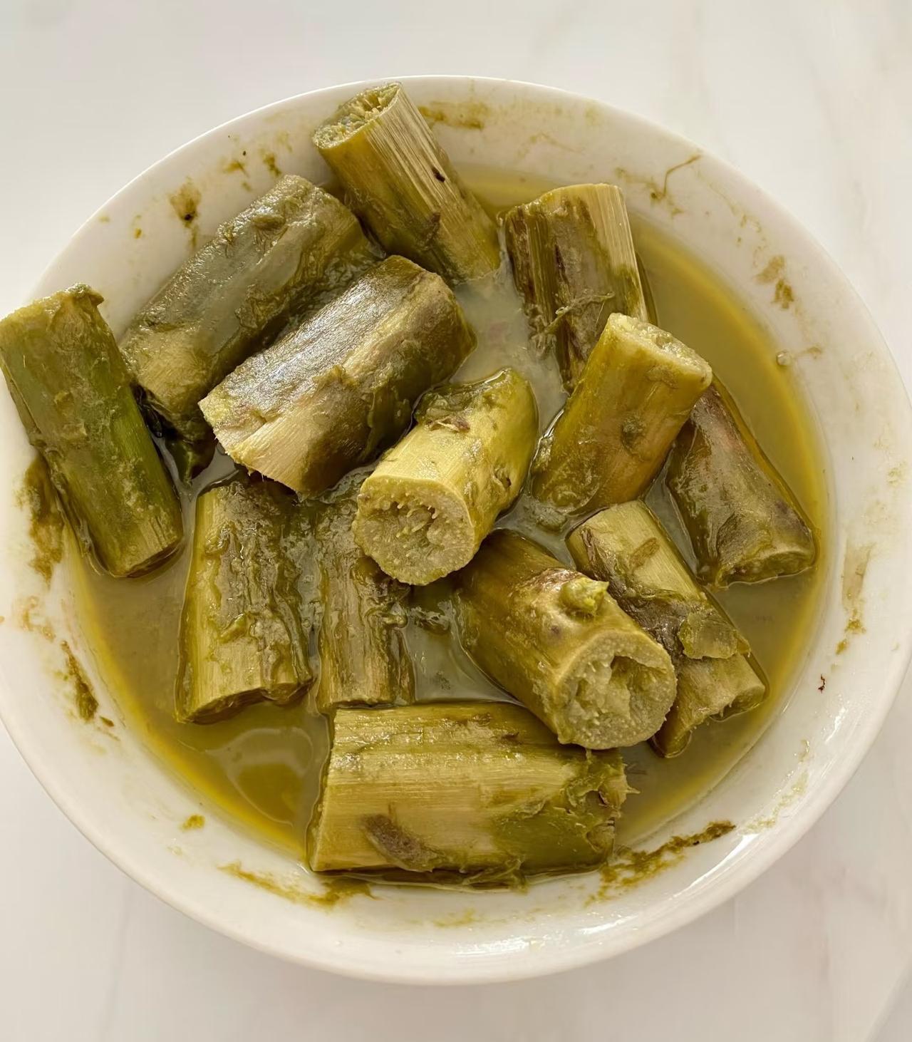 绍兴三大臭的苋菜杆，我真的败给它了！
最近一直在网上看探店视频
就特别想去尝试下