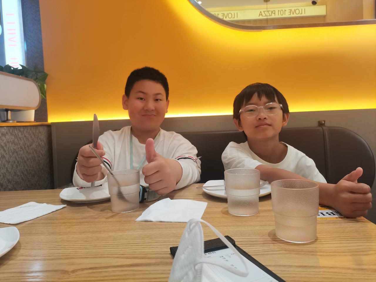 我认为大很多。
     受大环境的影响，现在的年轻人找工作比较难，老一辈拼来的