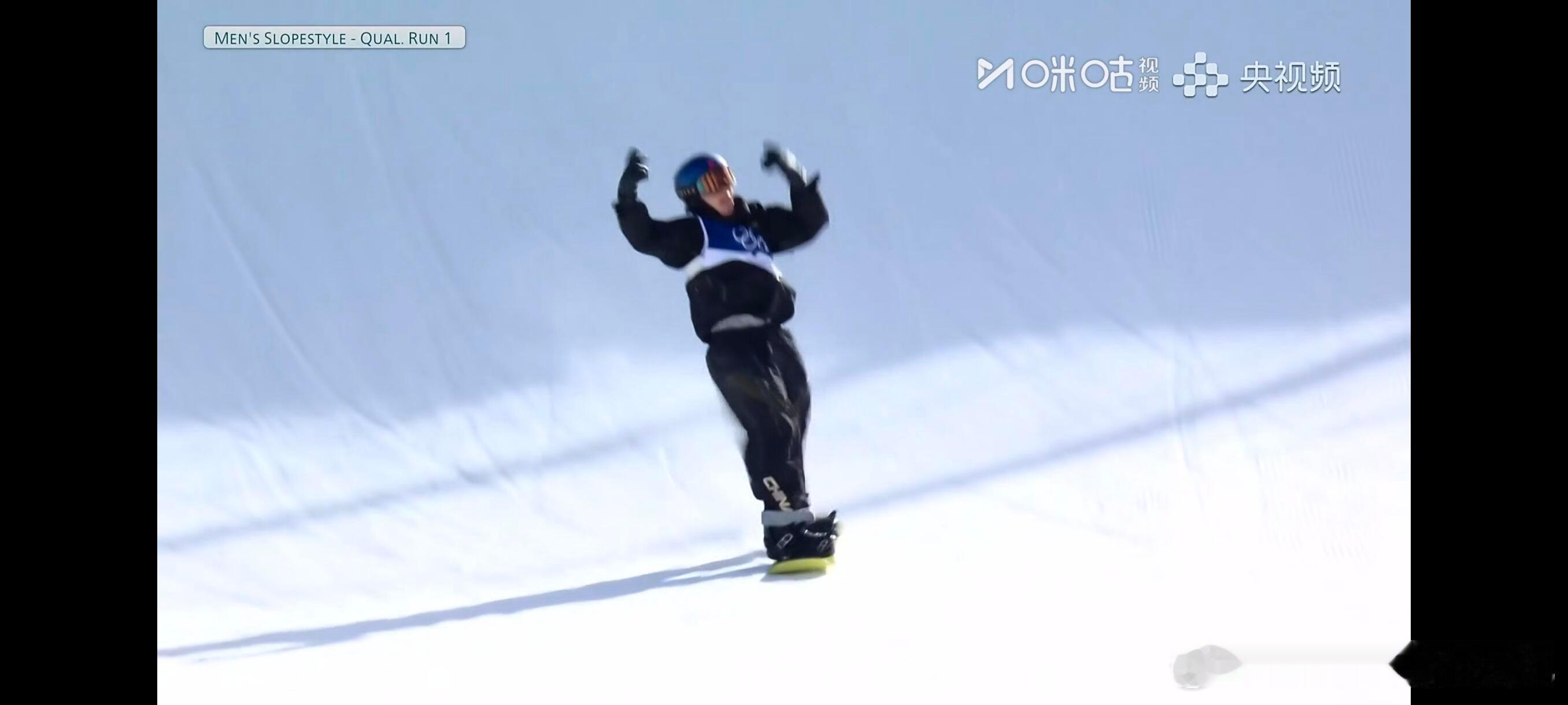 苏翊鸣头盔上贴了中国国旗为国而战，向着金牌冲击！苏翊鸣第一跳就连跳两个1620！