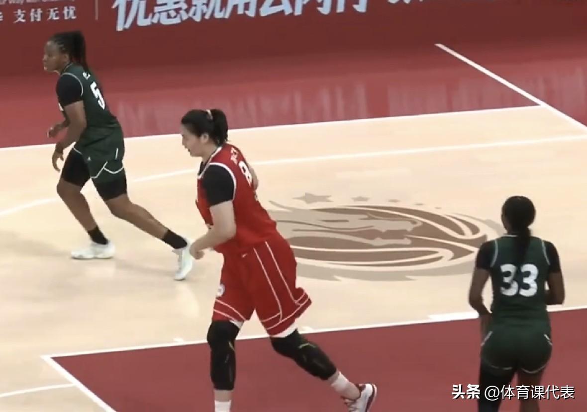 女篮热身赛实时战况，张子宇6分5篮板，陈明伶6分，中国女篮半场战平尼日利亚！北京