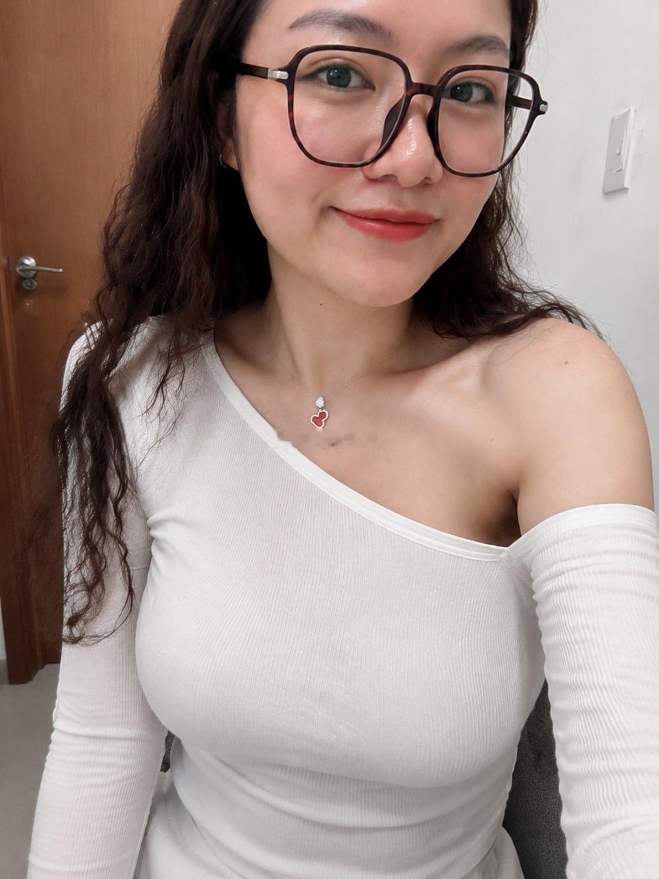 今天给小女儿去学校报到了，也是终于上小学了。这张湾湾给我AI的衣服我挺喜欢的(谢