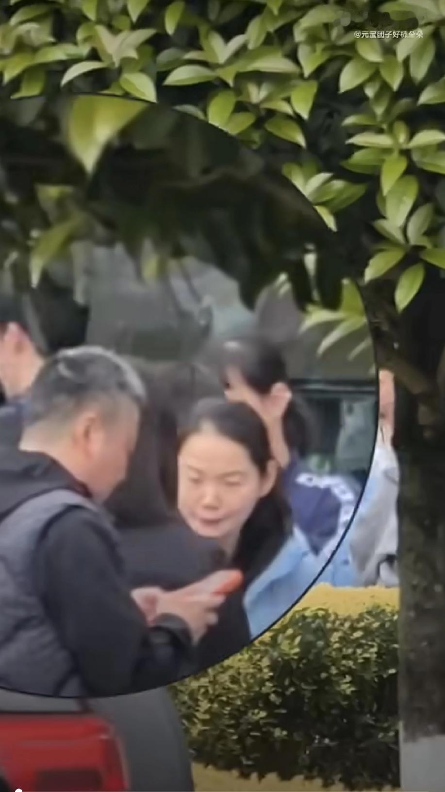 何卓佳来接莎莎了[赞][笑哭]，
今天下午，孙颖莎和国乒其他结束重庆冠军赛的选手