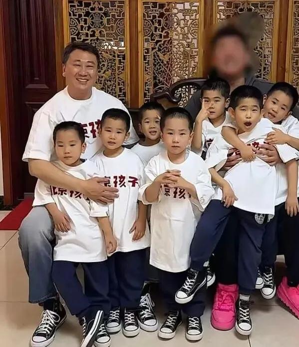 “说实话，你是不是破产了？”菜市场摊主冲着为五毛钱砍价的矿业老板梁宝军问道。
 