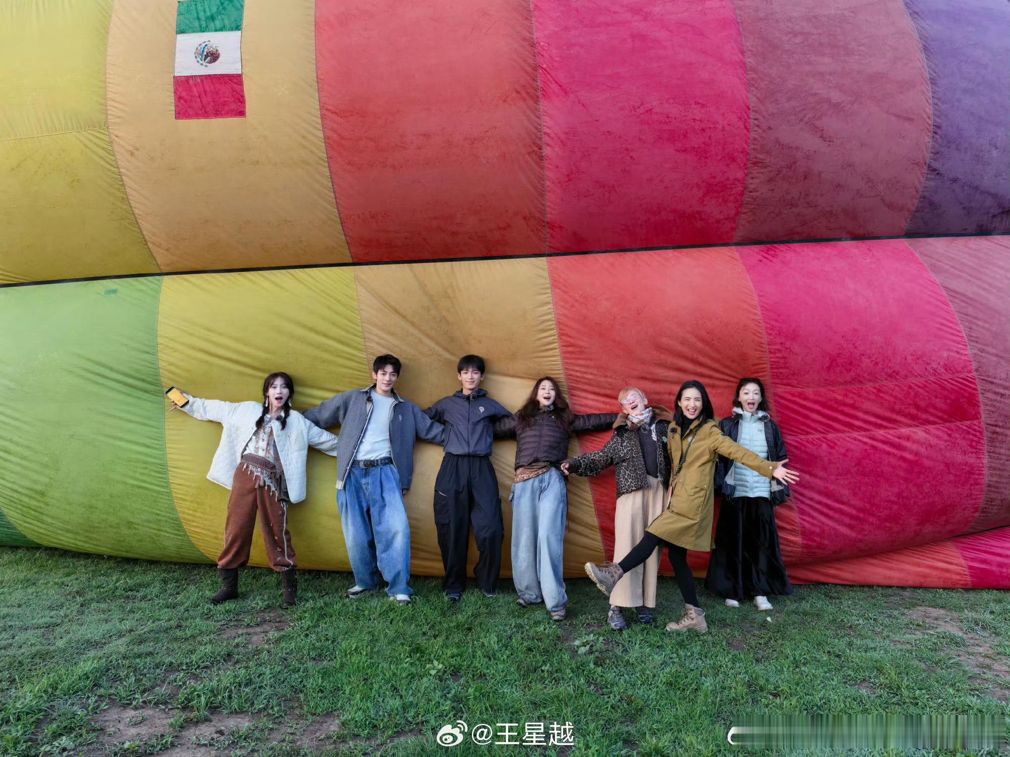 王星越晒七福飞行版简直是特别美好的七福随行热气球版❤️七福同框，把墨西哥旷野的浪