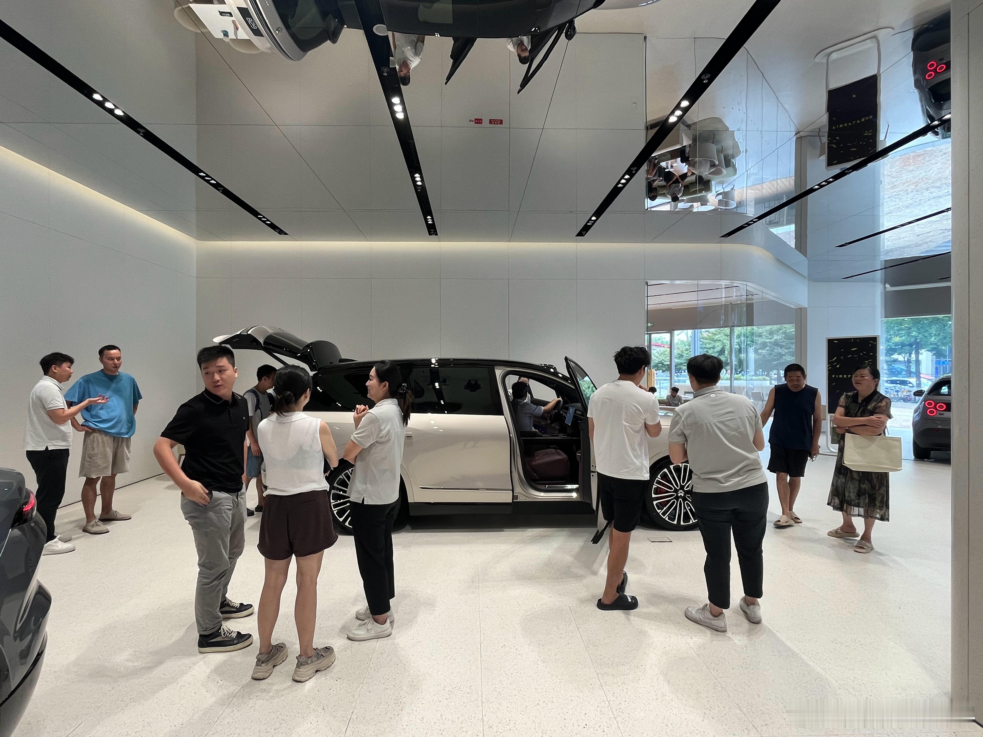 一个普通又不普通的周五蔚来全新es8发布es8引领大三排suv进入纯电时代 ​​