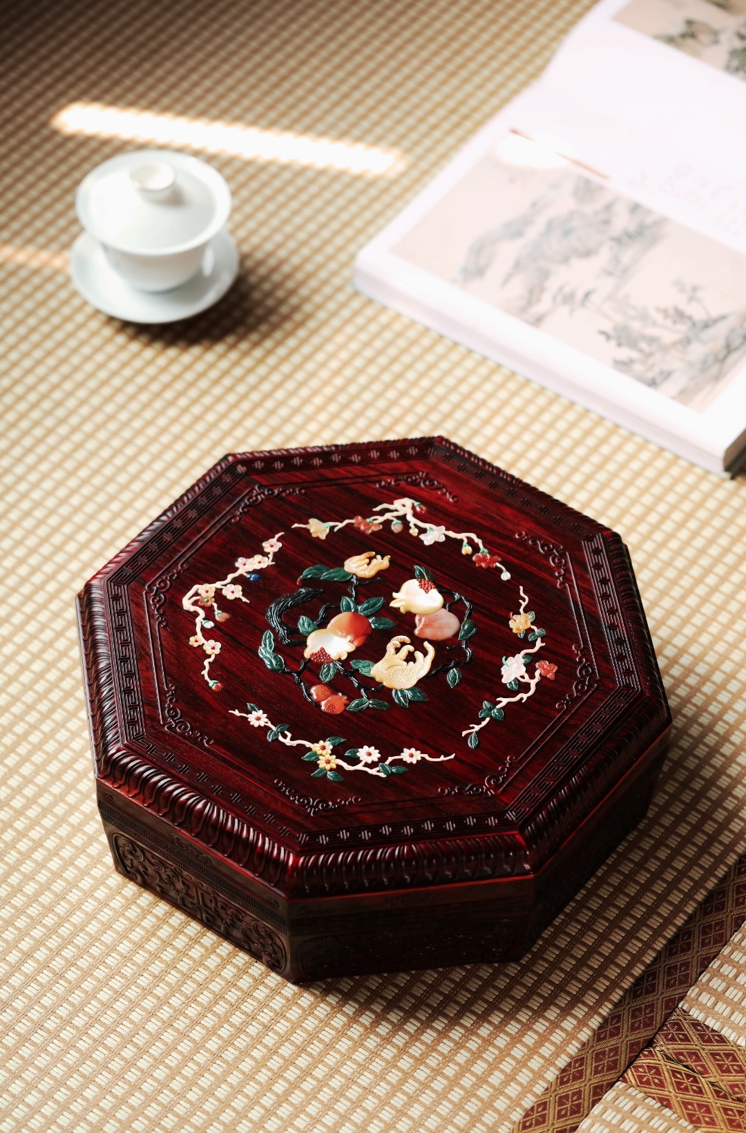 紫檀 | 三多 百宝果盒紫檀老料制作，盒盖百宝镶嵌，内入九格，可独立拆出作小果盘