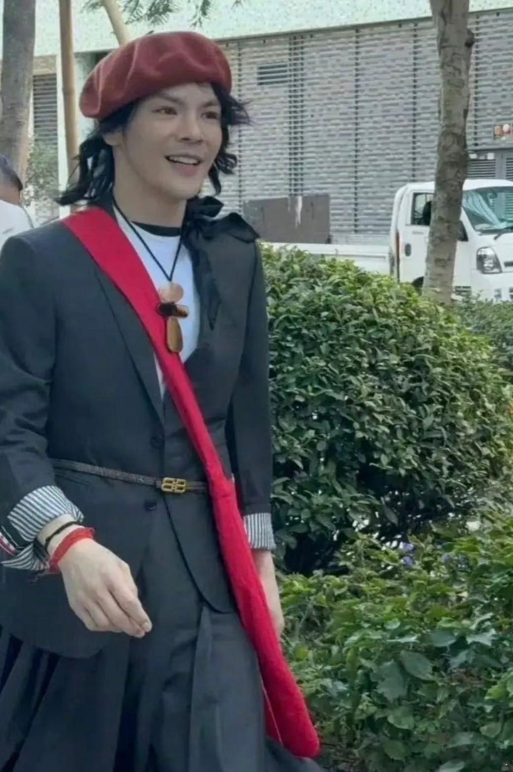 向佐不会再扮女装 向佐近期风格的变化，可以看出他在努力平衡个人表达与公众期待。放