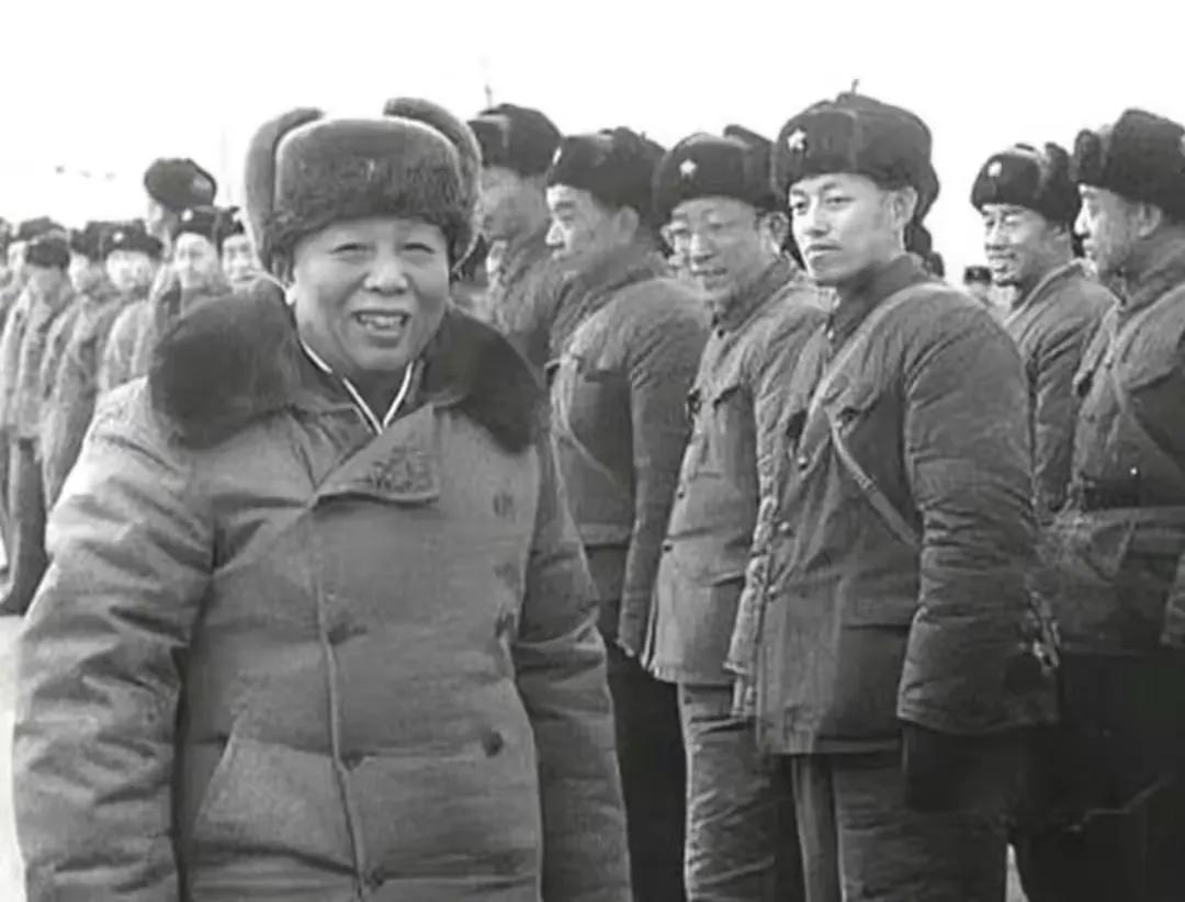 1950年，长津湖战役结束后，第九兵团司令员宋时轮严厉整顿部队，下令枪毙了两名营