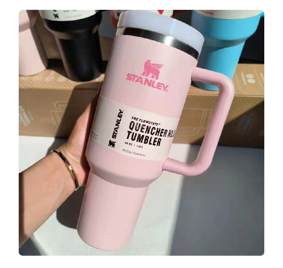 美国超市里，一群妇女为了个保温杯抢疯了，甚至差点打起来，这保温杯就是Stanle