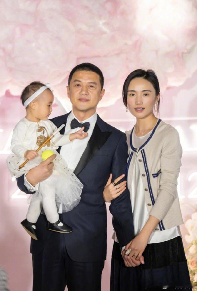 李亚鹏离婚啊？？？不是吧又又离婚啦？ 这有点难评呀当然婚姻是两个人的事 ​​​