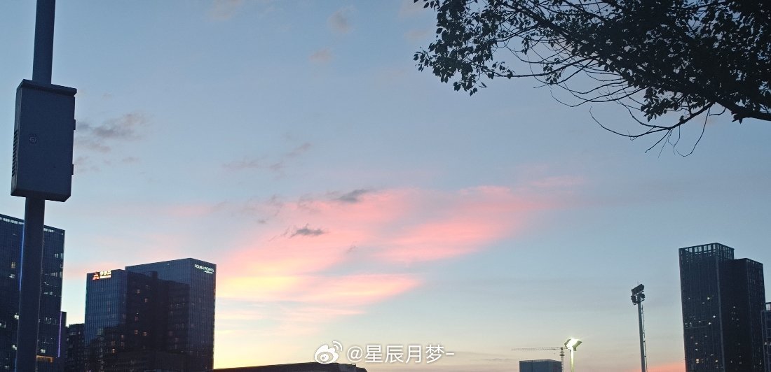 傍晚的晚霞真好看，我记录下来了