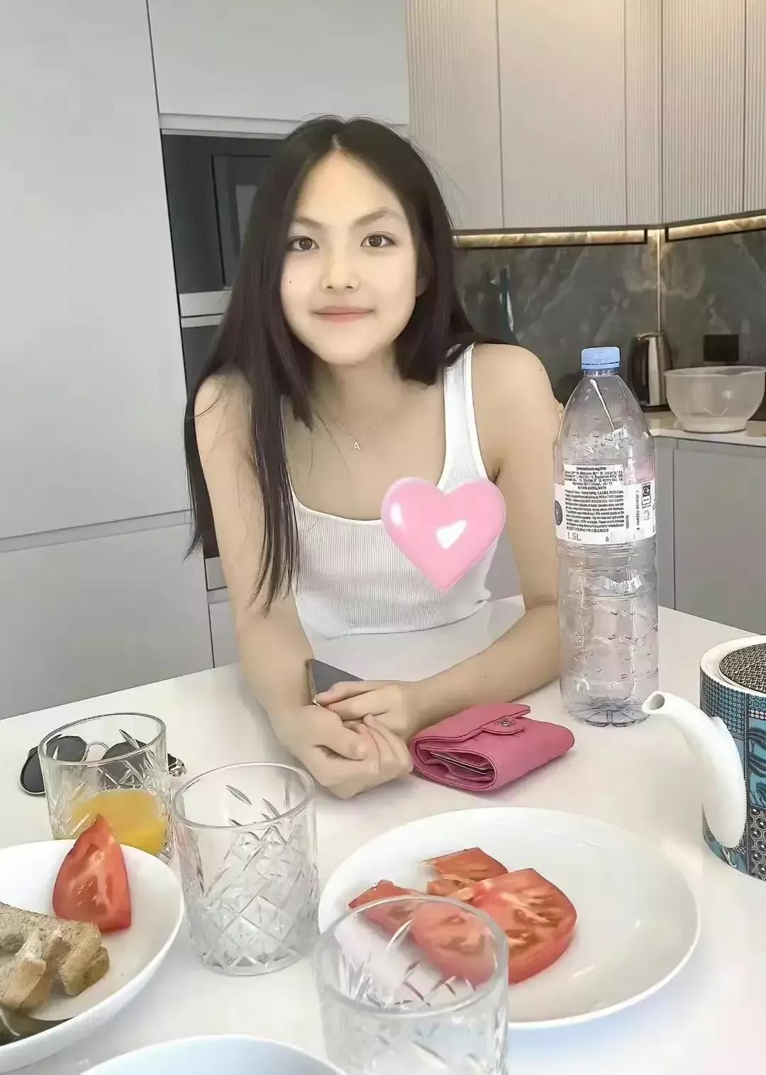 王诗龄，被全网羡慕了
老妈李湘是知名明星，成功商人，年纪轻轻就创下了上亿家产。
