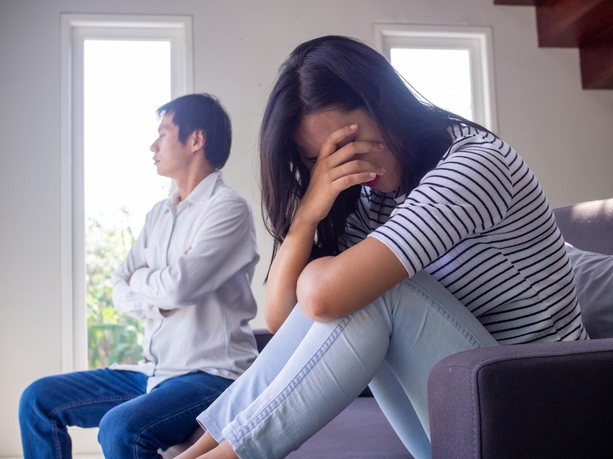 女人面对男人出轨，仿佛心中的蛋糕突然被苍蝇侵蚀，瞬间变得索然无味。曾经的信任和甜