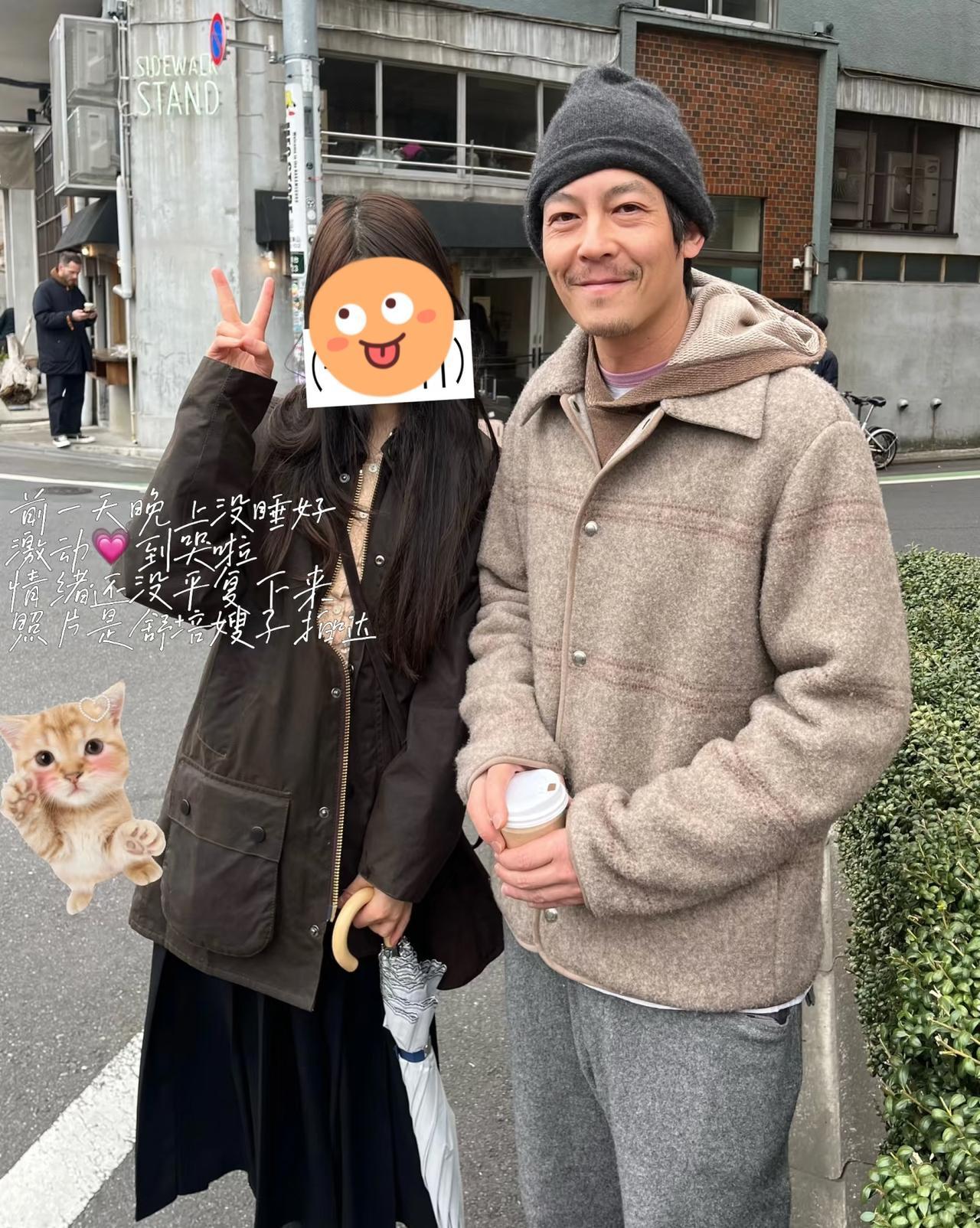 陈冠希现身东京中目黑喝咖啡，他穿着灰色衣服，看起来很普通，和旁边的女粉丝对比，真