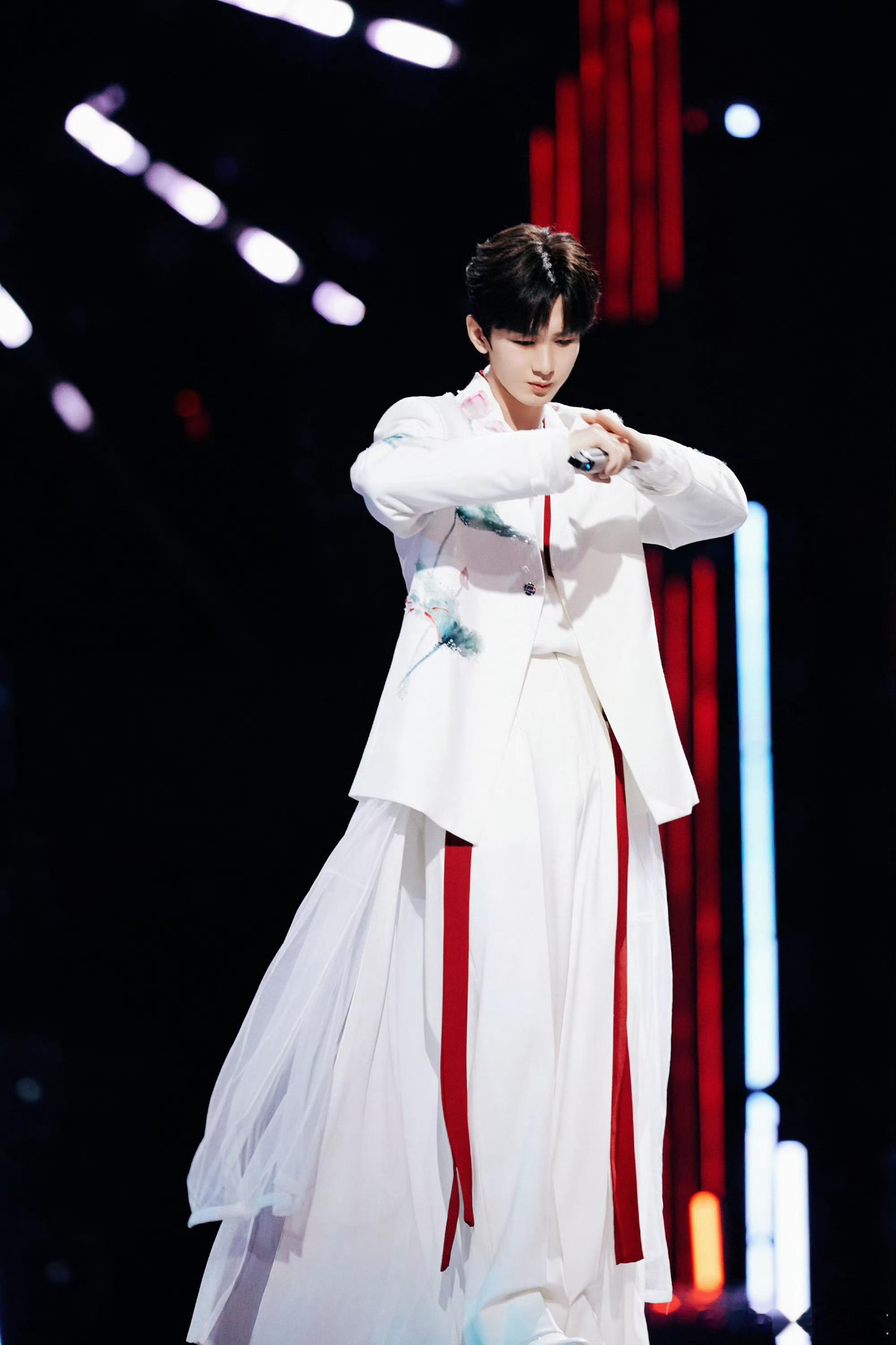 成毅两京十五日cy成毅朱瞻基你眨眼是蓬莲初开，你一笑是静海波澜，你开心，我便晴空