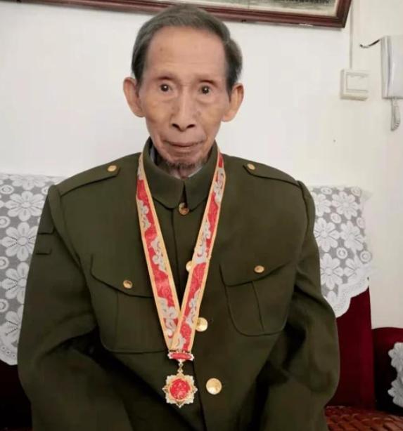 1956年，中南大学学生王明健在毕业前一天，突然被两名没有任何军衔与职务的神秘军