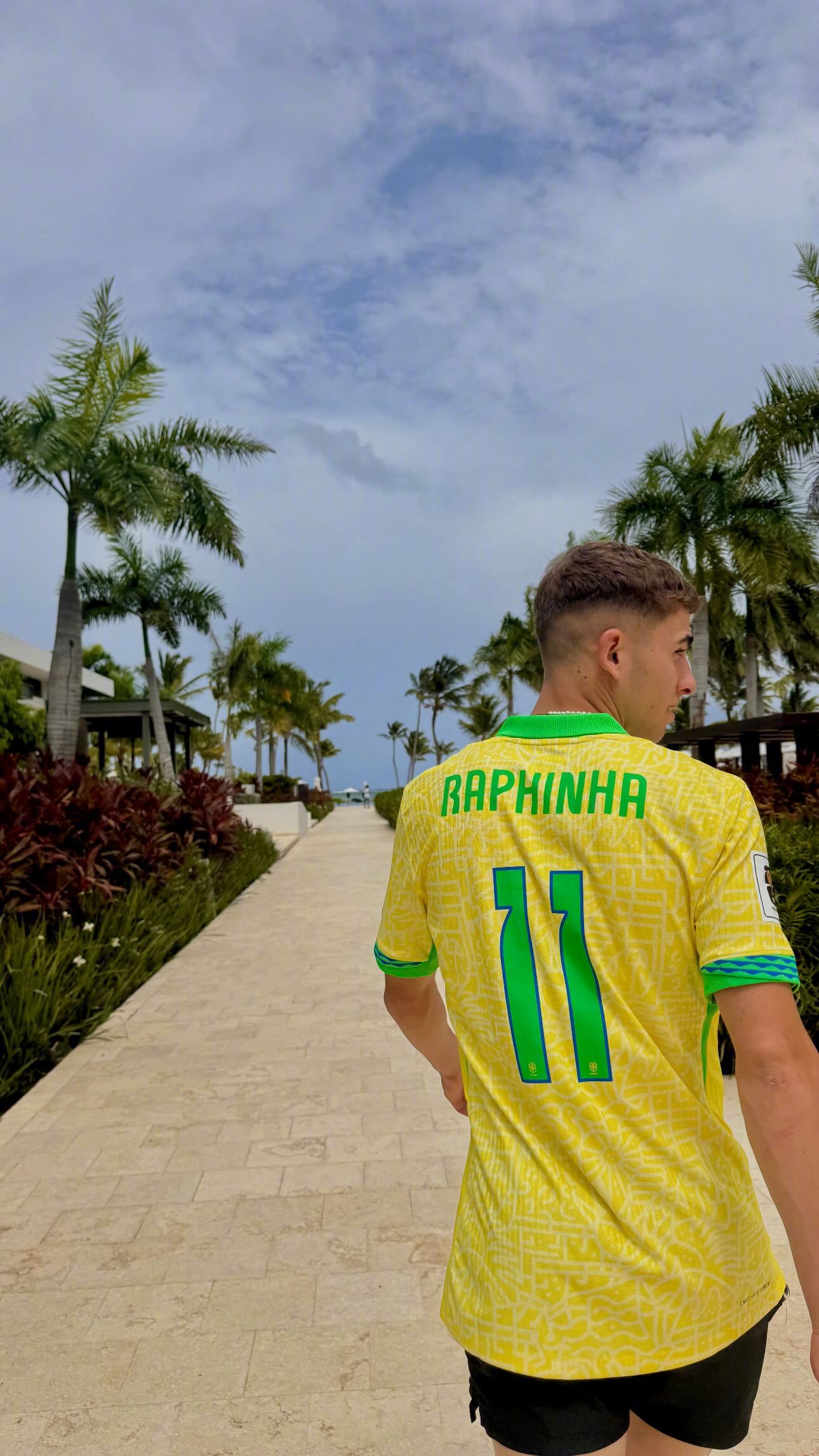 🇧🇷和女朋友出去度假的时候也要穿队友的国家队球衣拍张照🥰充满队友爱的一支幸