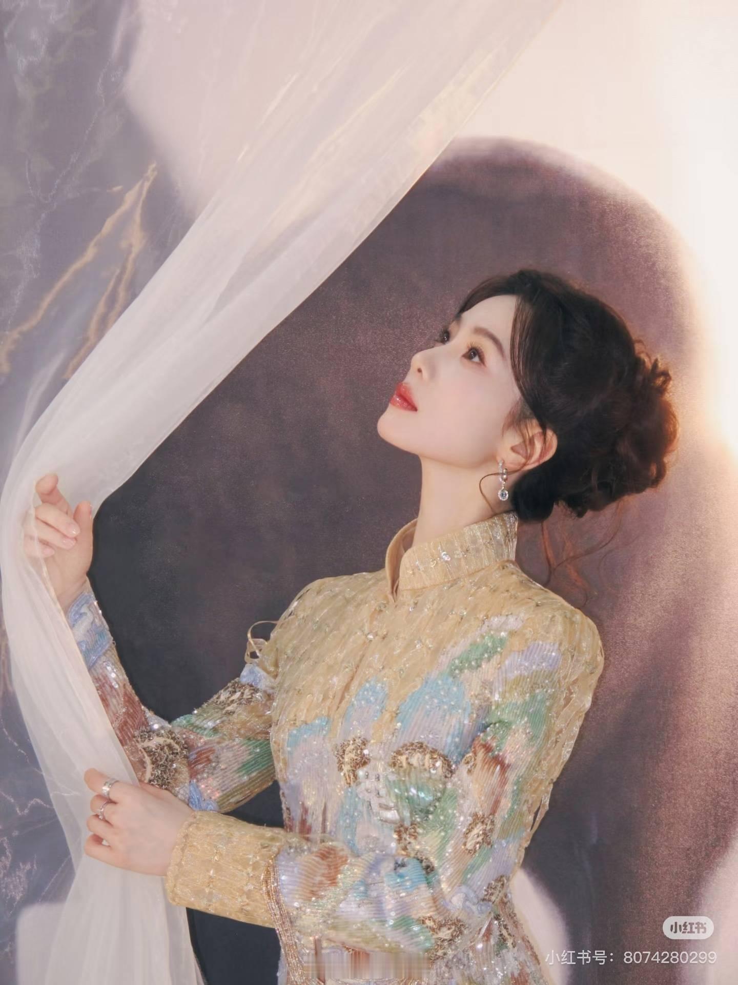 刘诗诗大年初一营业身姿如兰，气质清冷又贵气这哪是营业，分明是行走的国画美得让人词