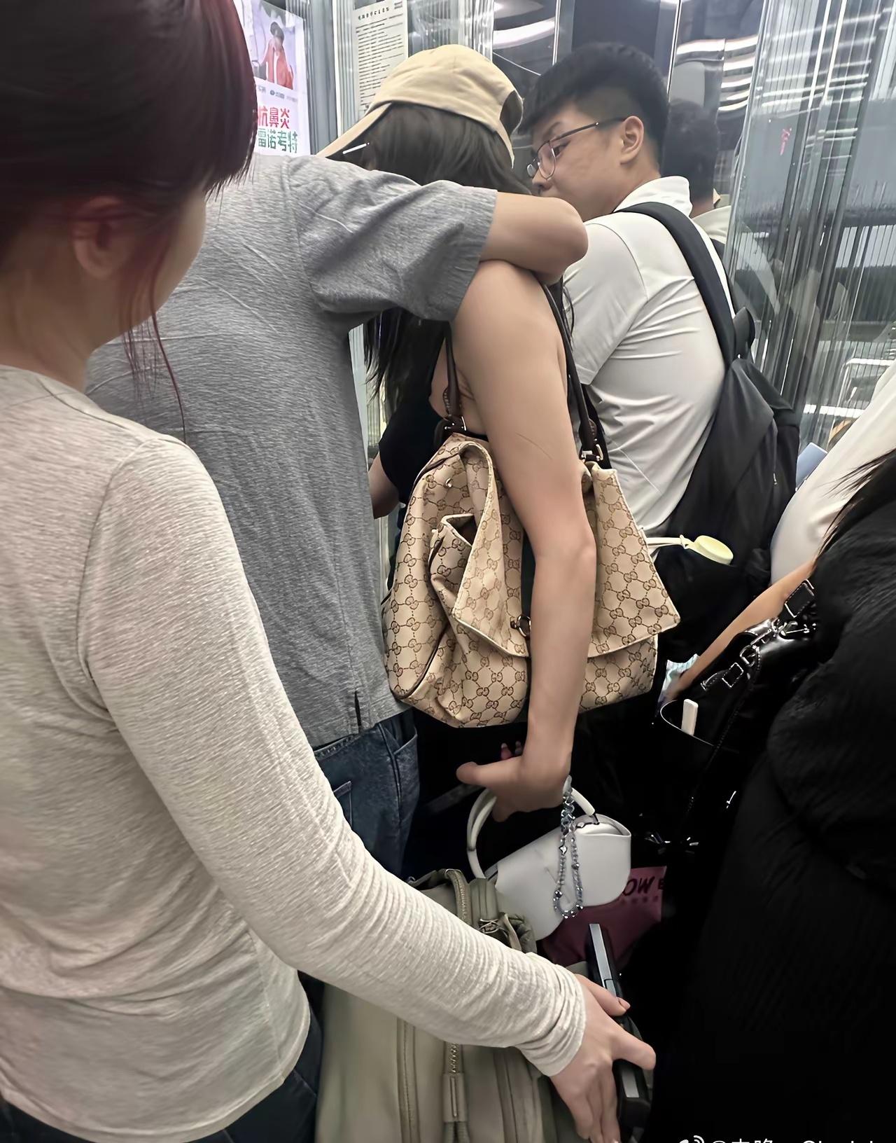 深圳北偶遇姜潮麦迪娜
如此之巧 同一个电梯上来 抬头一看帅哥美女映入眼前 鼓起勇