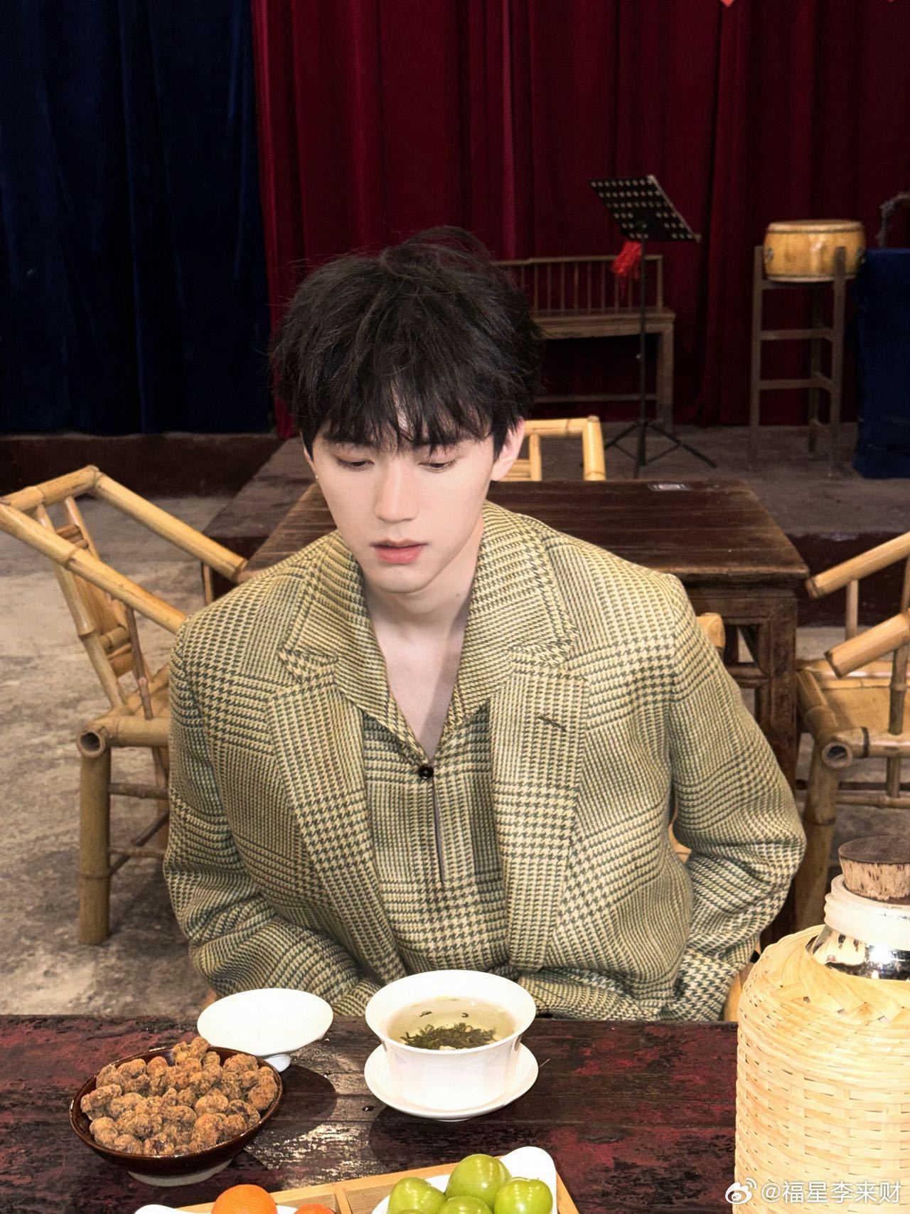 周翊然1天5组物料周翊然58张新图 长颈鹿滑滑梯、皇冠大扶梯、老茶馆里的静谧时光