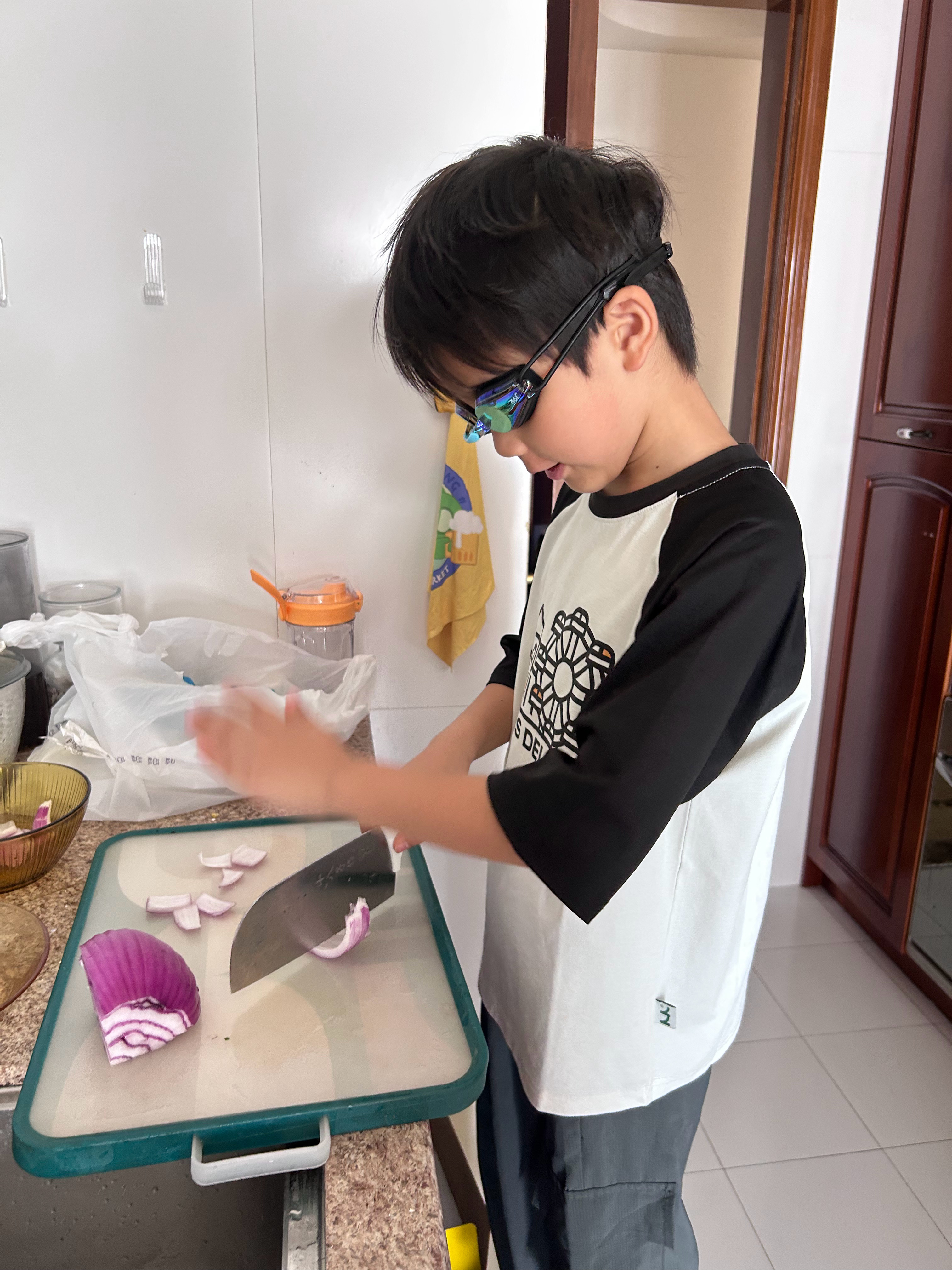 戴泳镜切洋葱的诺：我想出来的办法！而且我把眼镜摁紧了，一点都不会漏进去！ 