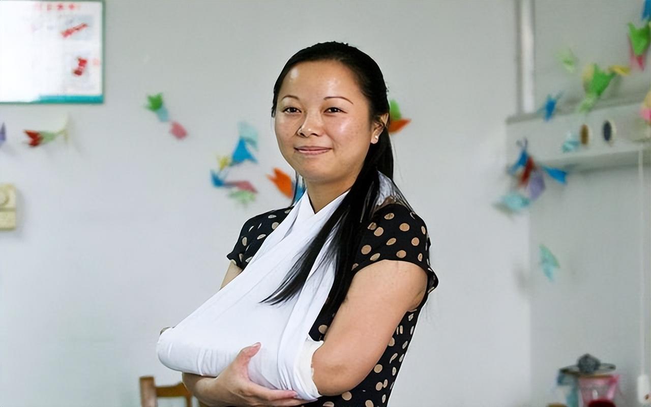 2010年，杭州1女子徒手接住从10掉下的女孩，手臂造成粉碎性骨折，公司奖励她2