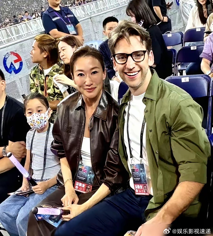 谢婷婷，放着VIP席不坐，非要拖家带口，挤在普通观众席里看她哥谢霆锋的演唱会。 