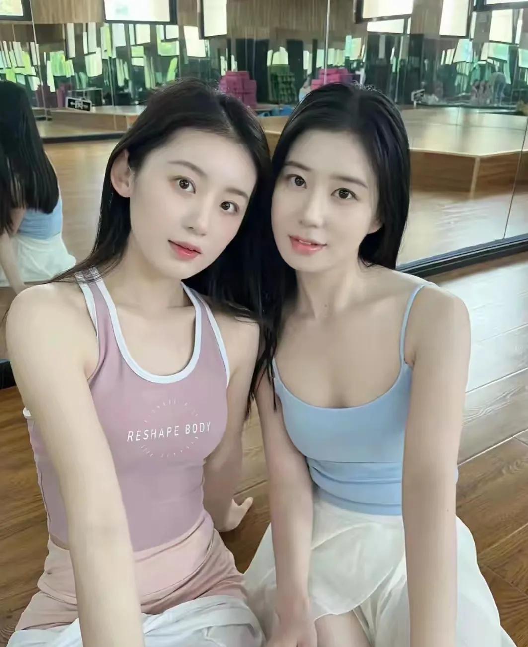 在这个温暖的小城里，有一对美丽的姐妹花，她们就是小柔和她的姐姐小丽。小柔和姐姐都